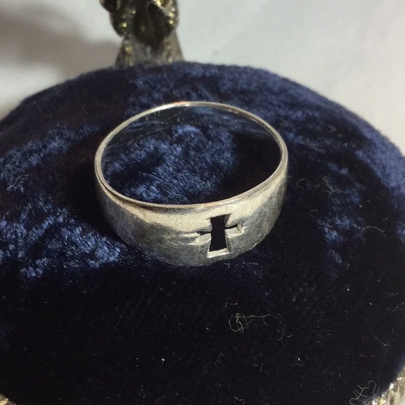 Jewelry - Preloved Cross Ring